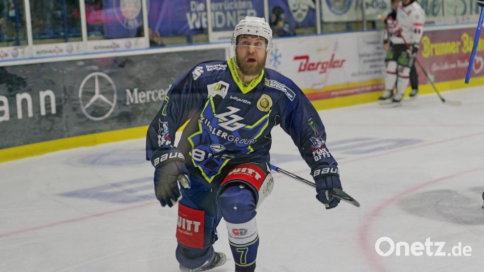 Szenen aus dem fünften Play-off-Finale in der Eishockey-Oberliga zwischen den Blue Devils Weiden (blaue Trikots) und den Hannover Scorpions. Bild: Elke Englmaier