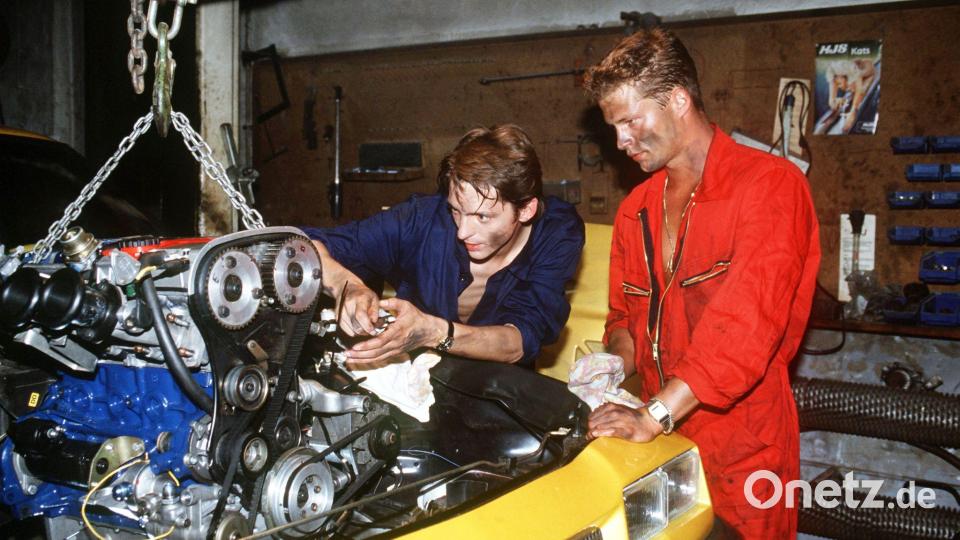 Til Schweiger (r) und Stefan Gabelhoff 1991 in einer Szene aus der Komödie „Manta, Manta“. Bild: Horst Ossinger/dpa