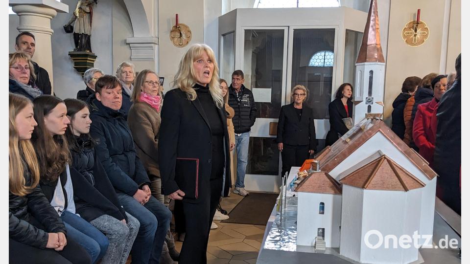 Solostimme Birgit verweilt beim Auszug des Chors am Modell der Stadtpfarrkirche St. Wenzeslaus, denn der gesamte Konzerterlös fließt in die dringend notwendige Außenrenovierung Bild: eib