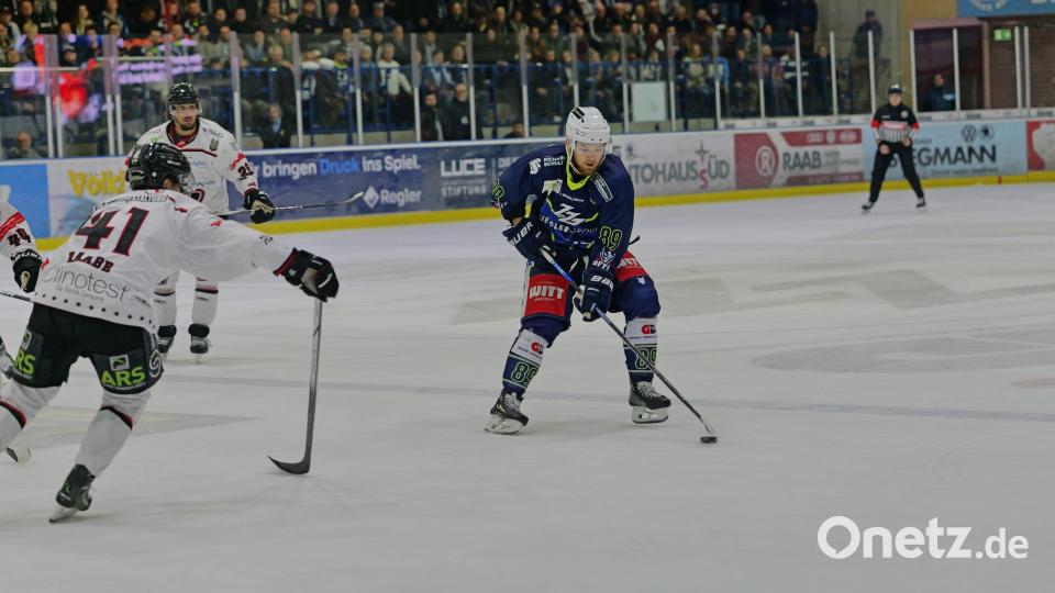 Szenen aus dem fünften Play-off-Finale in der Eishockey-Oberliga zwischen den Blue Devils Weiden (blaue Trikots) und den Hannover Scorpions. Bild: Elke Englmaier