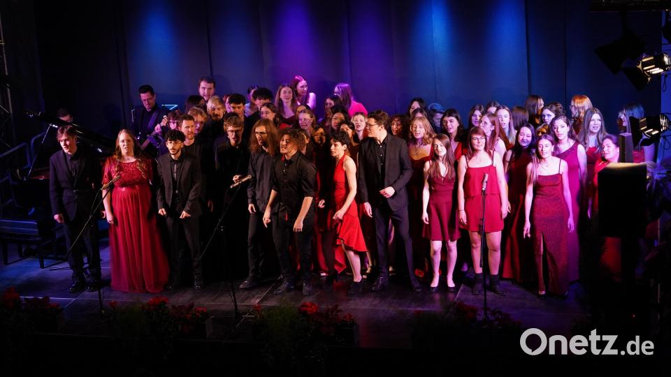 Unter dem Motto „Man in Black, Lady in Red - Through all eras of music“ hat die FOS/BOS Weiden zum Konzert in die Aula der Schule geladen. Bild: Winkler