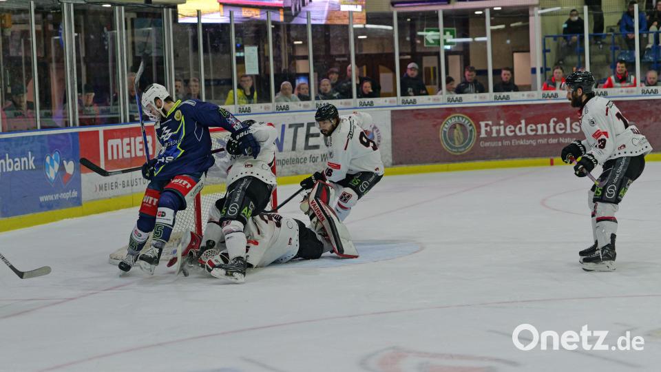Szenen aus dem fünften Play-off-Finale in der Eishockey-Oberliga zwischen den Blue Devils Weiden (blaue Trikots) und den Hannover Scorpions. Bild: Elke Englmaier