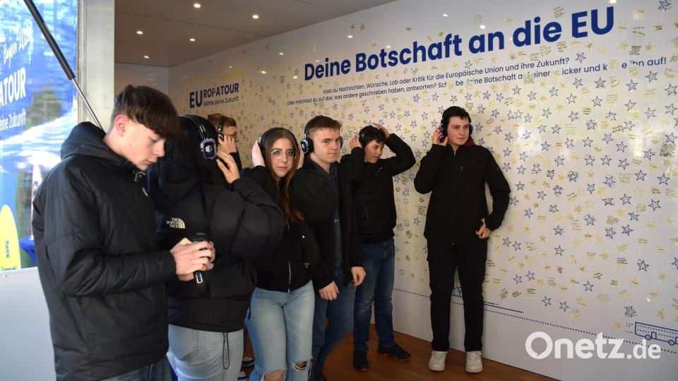 Im Europabus konnten sich die Schülerinnen und Schüler mit einem Kurzfilm über die EU, ihre Strukturen und die Gesetzgebung informieren. Bild: ubb