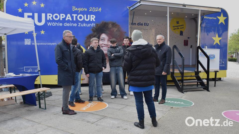 Meinungsbildung war nur einer der Schwerpunkte des interaktiven Teams, das den Europabus seit einigen Wochen betreut. Es gab einen Kurzfilm, Informationsmaterial zum Mitnehmen und interaktive Spielemöglichkeiten mit Thema Europa. Bild: ubb