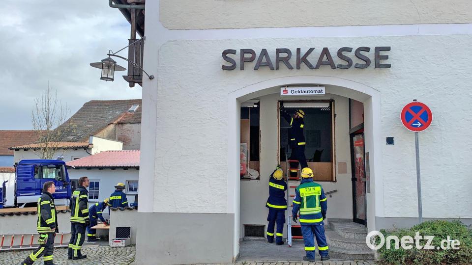 Am Tag nach der Automatensprengung in Luhe sind die Aufräumatbeiten in vollem Gange. Bild: Gabi Schönberger