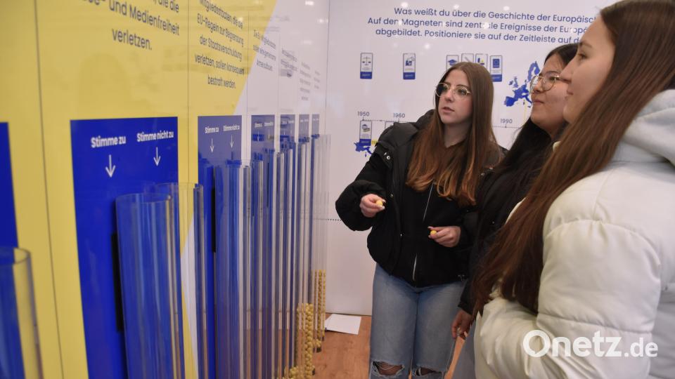 Acht Thesen zu Europa: Die Mädchen überlegten gut und lange, bis sie mit dem Einwurf von kleinen gleben Bällen in Glasröhren ihre Ansichten kundtaten. Bild: ubb
