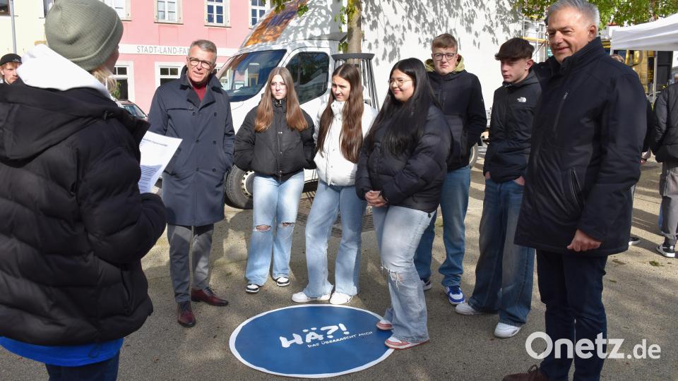Auch Bürgermeister Franz Stahl (Zweiter von links) und Landrat Roland Grillmeier (rechts) nahmen an den meinungsbildenden Aktionsspielen teil und hatten sichtlich Spaß dabei. Bild: ubb