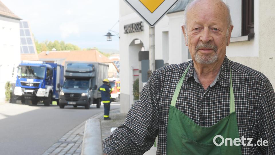 Auch Erich Kammerer ist Anwohner und hat die Sprengung gehört. Bild: Gabi Schönberger