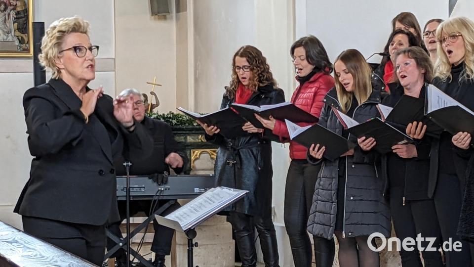 Temperamentvoll und souverän führt Dirigentin und Chorleiterin Stefanie Zühlke-Schmidt durch das Chorkonzert mit 18 Titeln Bild: eib