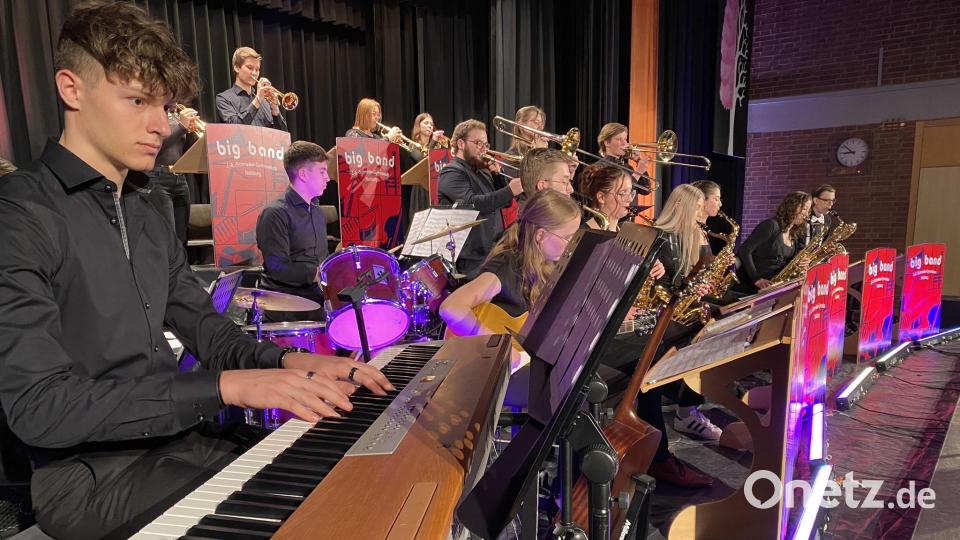 Im zweiten Teil des Programms zeigt die große Big Band ihr Können. Bild: aub