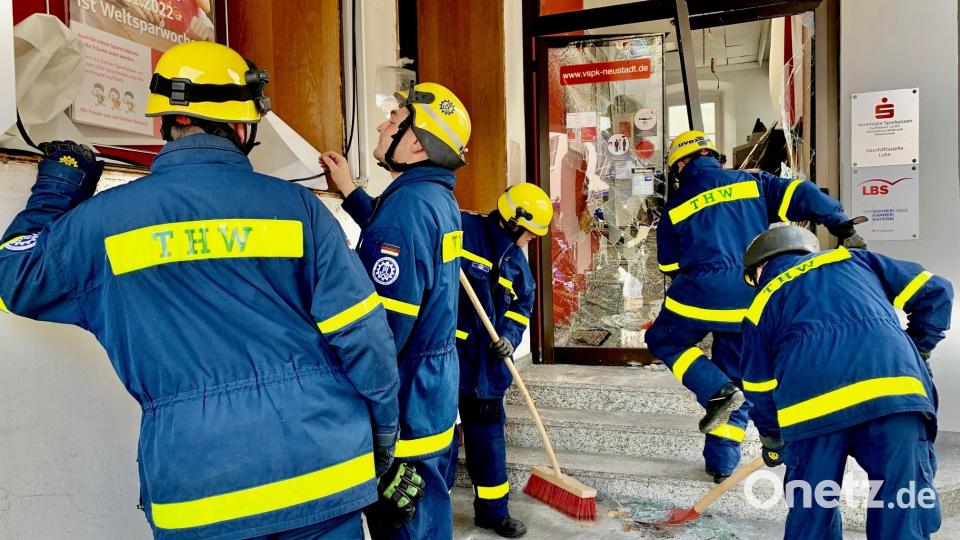 Das große Aufräumen nach dem großen Knall: Einsatzkräfte des Technischen Hilfswerks sorgen im Eingangsbereich der Sparkasse in Luhe für Ordnung. Nachts sprengten hier Unbekannte einen Geldautomaten. Bild: Gabi Schönberger
