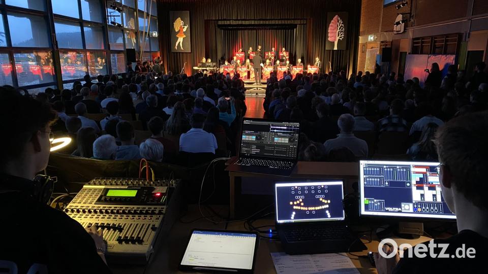 Beim Jazzkonzert sind wieder einmal alle gefordert - auf und hinter der Bühne. Dank des eingespielten Teams klappt alles bestens, belohnt mit wohlverdientem Applaus. Bild: aub