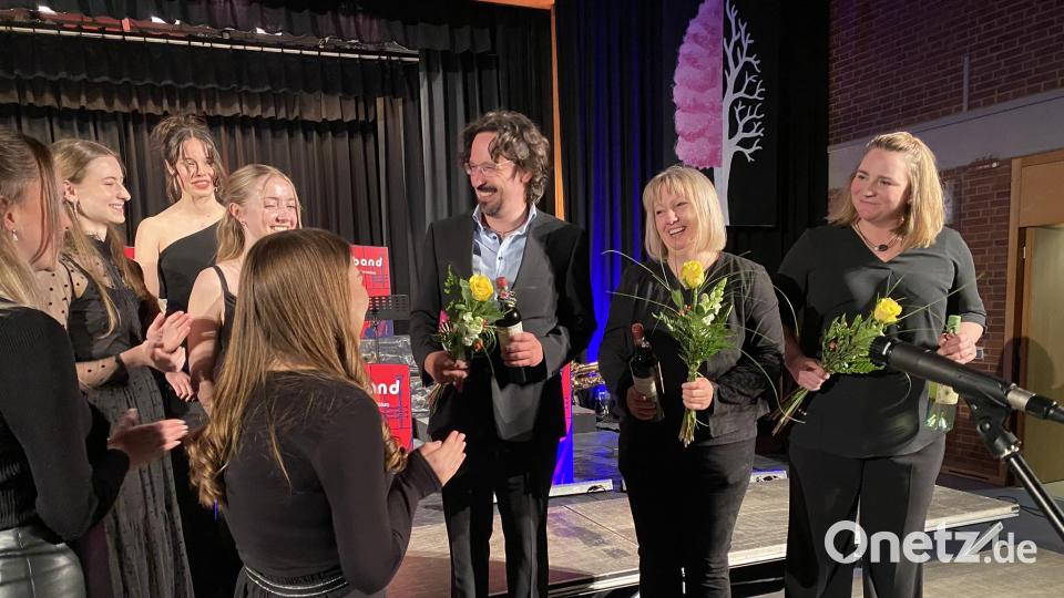 Ein Dankeschön für alle Mühen bei den Proben und das Engagement im Vorfeld dieses und vieler anderer toller Konzerte gilt den drei Musiklehrern des Gymnasiums. Bild: aub