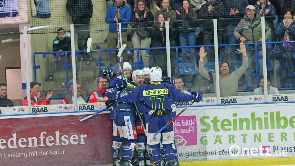 Die Spieler der Blue Devils Weiden bejubeln den Treffer zum zwischenzeitlichen 3:1 durch Vincent Schlenker (Zweiter von links). Bild: Elke Englmaier