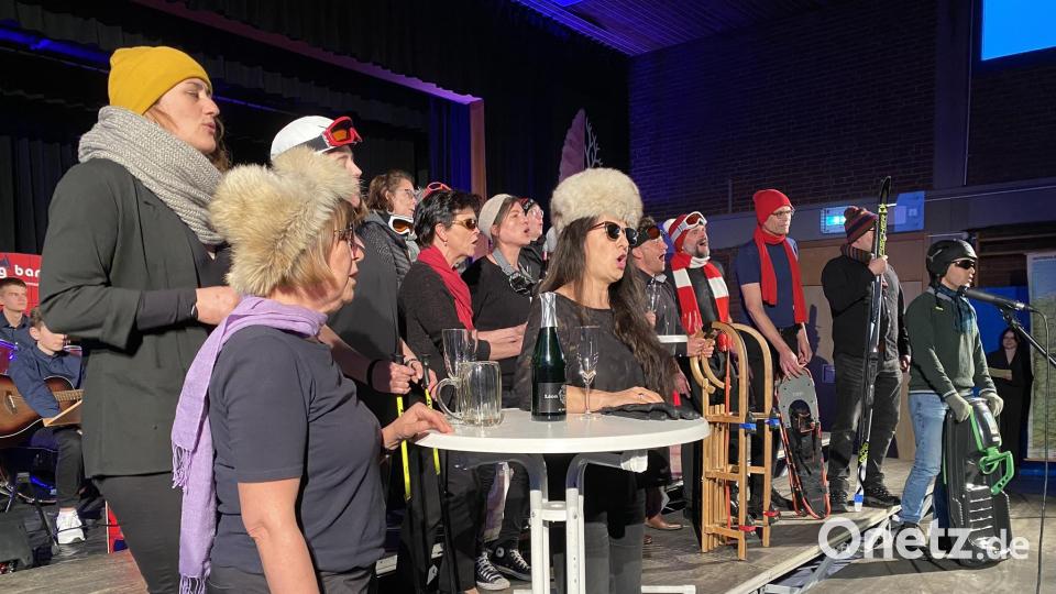 Der Lehrerchor trotzt mit Herbert Grönemeyers &quot;Mambo&quot; dem nochmaligen Wintereinbruch und trifft sich kurzerhand zum Apre-Ski. Bild: aub