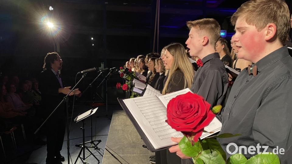 Noch einmal ein großer Auftritt, dann werden einige Mitglieder aus dem gemischten Chor und der Band mit Wehmut und einer Rose verabschiedet. Bild: aub
