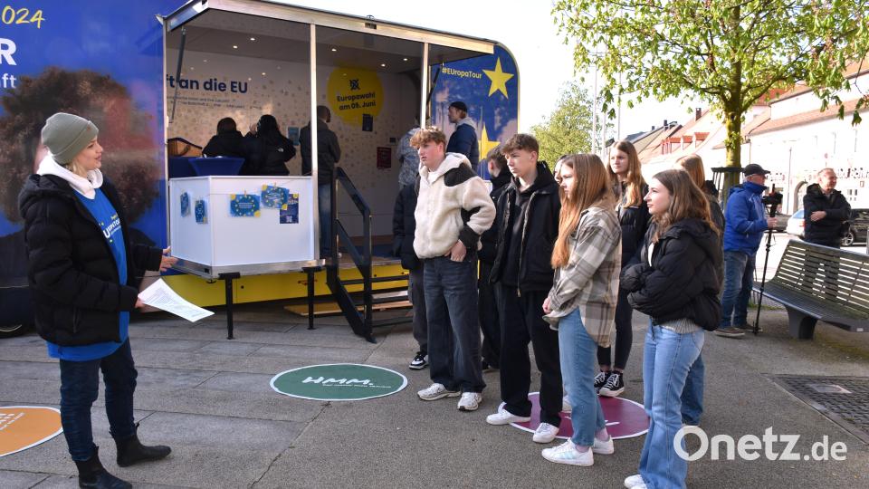 Aufmerksam hörten die Schülerinnen und Schüler zu, was ihnen von Europa berichtet wurde. Bild: ubb