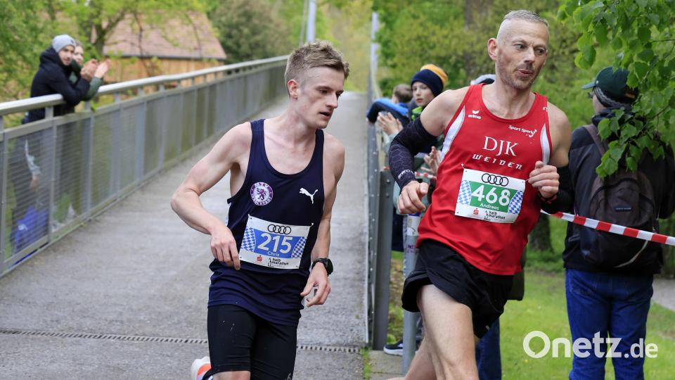 Andreas Hecht (rechts) war beim Halbmarathon in Ingolstadt schnell unterwegs und wurde bayerischer Vizemeister. Bild: &quot;Theo Kiefner