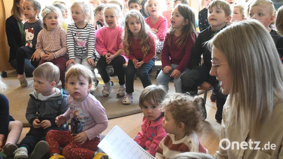 &quot;Geh mit Gottes Segen&quot; singen die Kinder der Kita St. Dionysius Neunkirchen zum Abschied. Bild: Gabi Schönberger