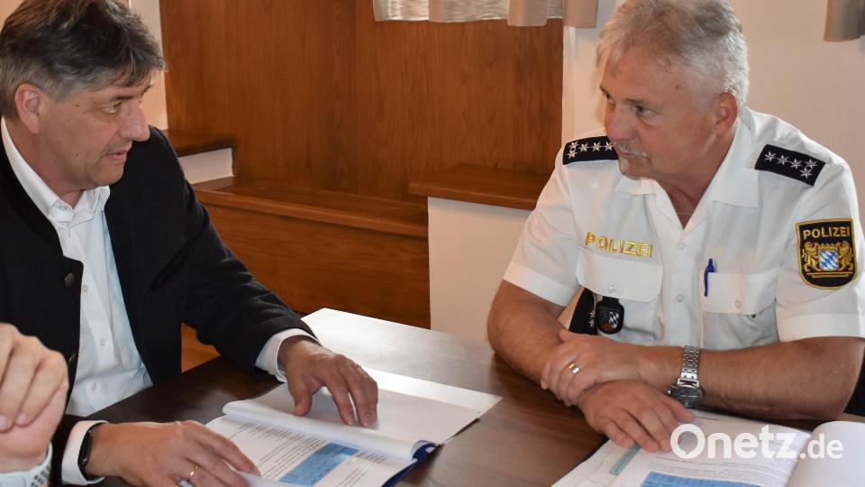Der Dienststellenleiter der Polizeiinspektion Eschenbach, Werner Stopfer (rechts) informiert Bürgermeister Edgar Knobloch über Delikte beim Sicherheitsgespräch. Bild: rgr