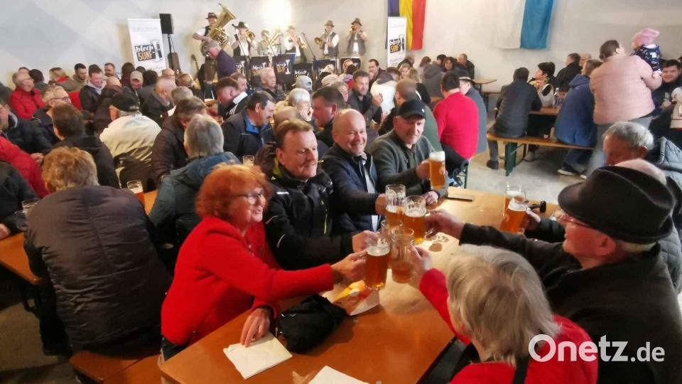 Für gute Stimmung mit Musik sorgt &quot;Blech-5ÜNF&quot; im vollbesetzten Saal am &quot;Tag des Bieres&quot; in Eslarn. Bild: gz