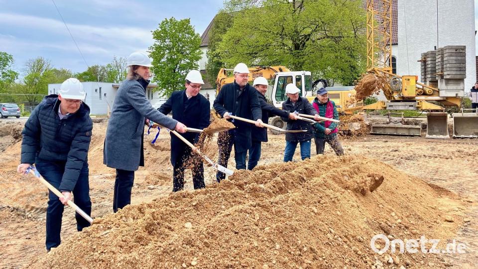 Klaus Hofmann, Architekt Volker Schwab, Michael Müller vom Pfarrgemeinerat, Pfarrer Johannes Lukas, Oberbürgermeister Jens Meyer und Bauunternehmer Helmut Kreuzer (von links) beim symbolischen Spatenstich für das neue Pfarrheim. Bild: Gabi Schönberger