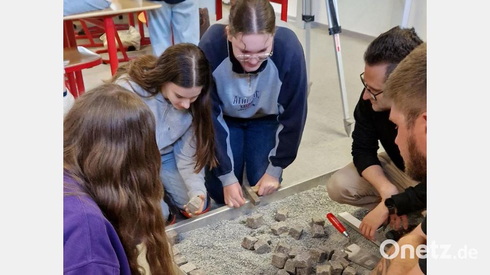Zum Handwerksparcours gehörte auch eine Station, an der die Mädchen und Jungs der Realschule ein Pflaster verlegen konnten. Bild: Tatjana Walter, RTO/exb