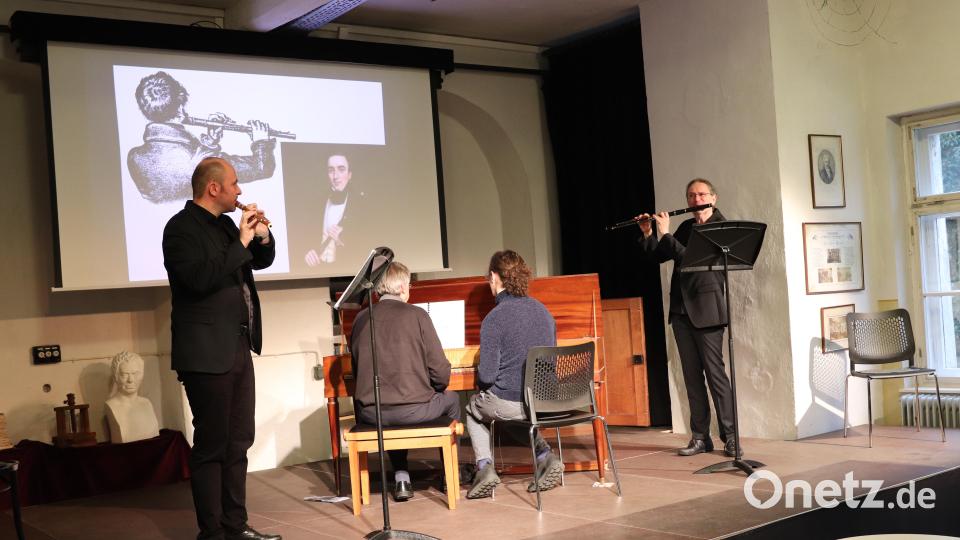 Mit Gedichten von Friedrich Rückert und Musik von Caspar Kummer, Justin Heinrich Knecht sowie Friedrich Kuhlau zeigten die Flötisten Michael Kämmle (rechts) und Armin Köbler (links) sowie Stefan Seyfried am Érard-Tafelklavier die schönen, romantischen Seiten des schwierigen 19. Jahrhunderts. Bild: cog