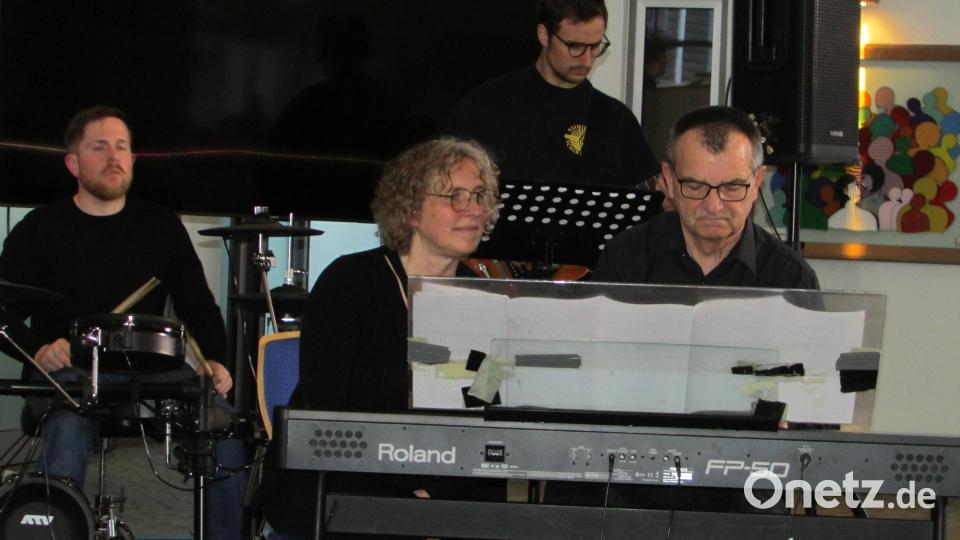 Leider wohl zum letzten Mal begleitet Wolfgang Ziegler seinen Chor zum, Song &quot;Angels&quot; am Piano. Sichtlich gerührt verkündete er seinen Abschied als Chorleiter. Bild: sei