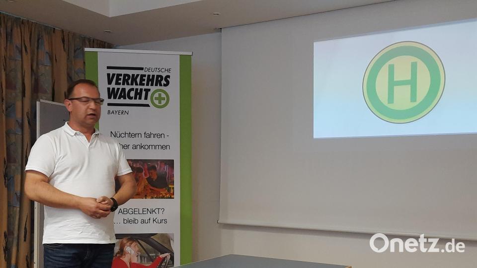 Zweiter Vorsitzender Jürgen Jaspers bei seinem Referat über &quot;Neuerungen im Straßenverkehr&quot;. Bild: Walter Landgraf/exb