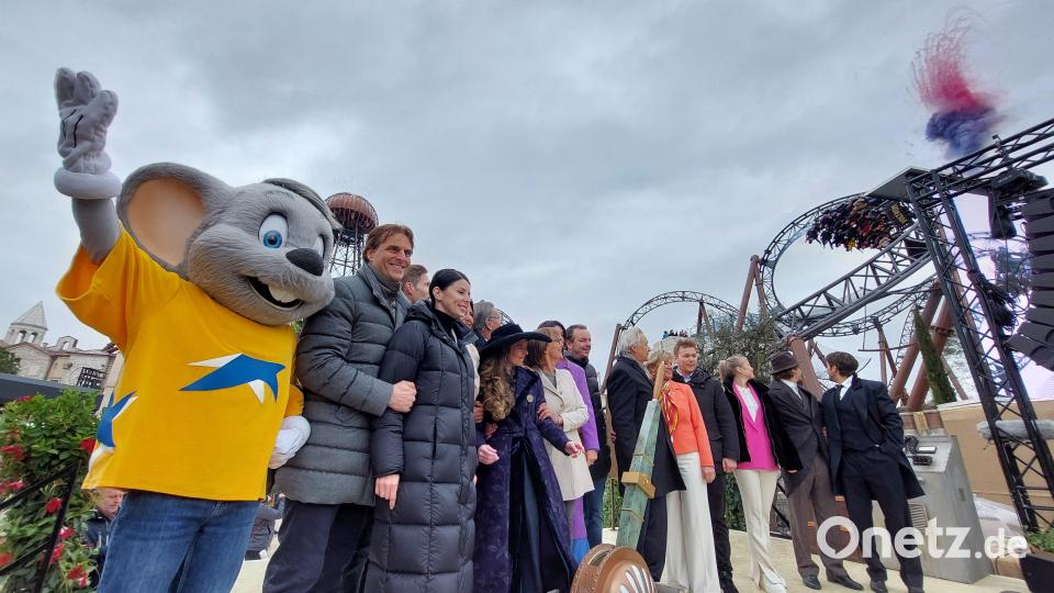 Mit einem Rauchspektakel eröffnet die Eigentümerfamilie Mack den neueste Achterbahnattraktion im Europapark. Bild: Kunz