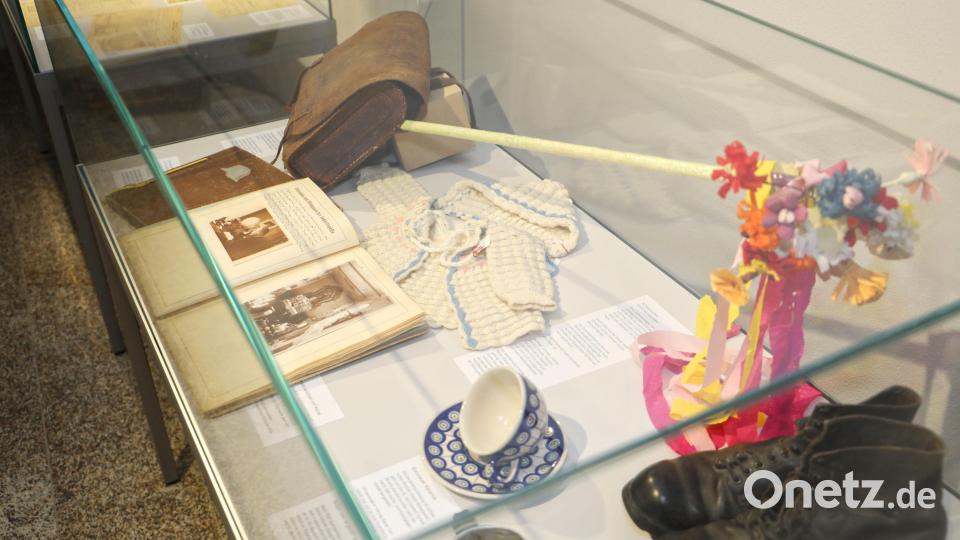 Schuhe, Schulranzen, Fotoalben: Dinge, die die Flucht überstanden und für die Flüchtlinge ein Stück Heimat waren, sind in einer Sonderausstellung im Museum &quot;Flucht – Vertreibung – Ankommen&quot; zu sehen. Bild: Jochen Neumann/exb