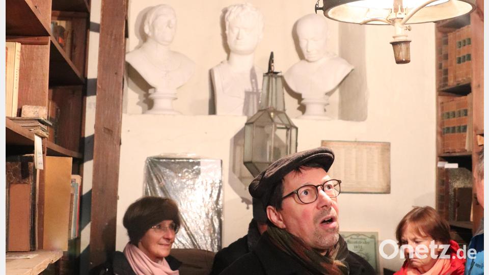 Stadtheimatpfleger Markus Lommer (vorne) zeigt den Besuchern die Büsten und Bücher in der Seidel-Bibliothek. Bild: cog