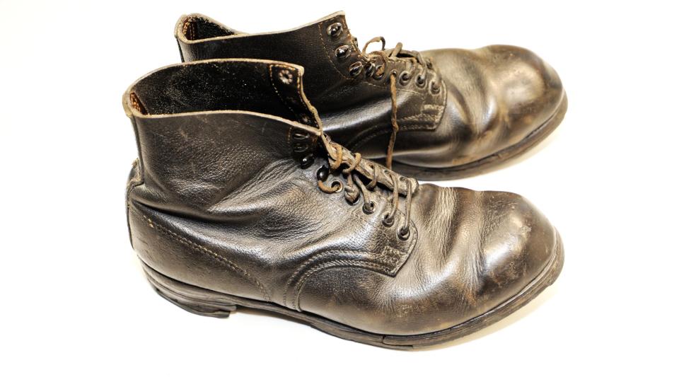 Diese Lederschnürschuhe wurden 1944 beim Schuhmacher Gebauer in Deutsch-Hammer (Kreis Trebnitz) hergestellt. Gegen Kriegsende hat das Ehepaar Bartsch diese Schuhe für seine Tochter mit Bezugsschein gekauft. Sie lief in diesen Schuhen nebst mehreren Socken an den Füßen drei Tage und Nächte ohne Rast bei minus 20 Grad neben dem Wagen im Pferdetreck her, um die Oderbrücke noch vor der Sprengung zu erreichen. Bild: Jochen Neumann/exb