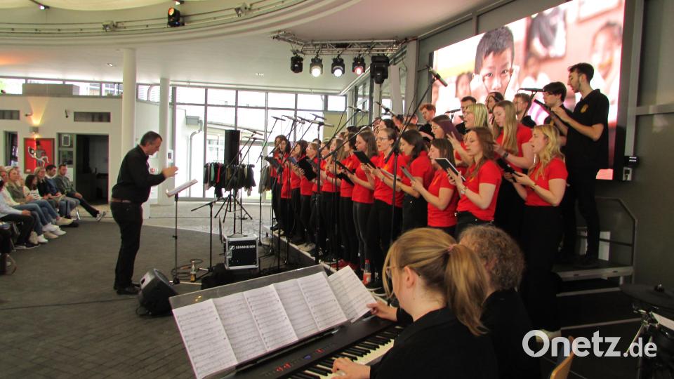 Mit einem fulminanten Konzert verabschiedete sich Wolfgang Ziegler als Chorleiter des Teeniechors. Er wird den Dirigentenstab an Jakob Fritz weitergeben. Jenny Meincke (vorne) und die Band begleiteten gefühlvoll die Songs des Teeniechors. Bild: sei