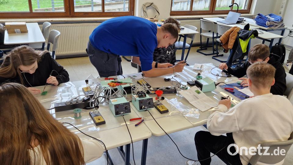Im Rahmen des &quot;Tags des Handwerks&quot; ein großangelegter Handwerksparcours an der Realschule am Tor zur Oberpfalz. Bild: Tatjana Walter, RTO/exb