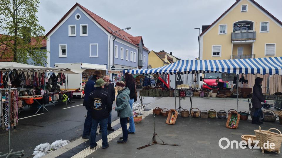 An der Straße ist noch Schnee vom Kälteeinbruch - Da machte den Leuten das Bummeln keinen Spaß. Bild: sne