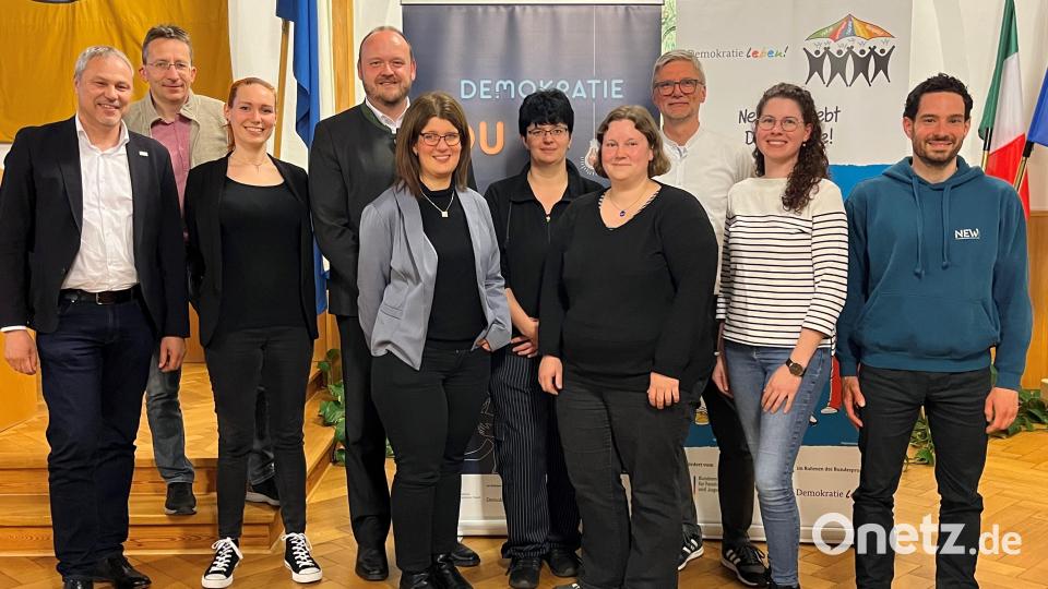 Jürgen Preisinger (BezJR, von links), Martin Neumann (Geschäftsführer KJR-New), Denise Schatzkowski (Plan B), Landrat Andreas Meier, Julia Zimmermann (Geschäftsführerin SJR Weiden), Barbara Neugirg (KJR-Tirschenreuth), Christina Ponader (Vorsitzende KJR Neustadt), Arno Speiser (Koordinierungs- und Fachstelle „Neustadt lebt Demokratie“), Anja Rom (Gesundheitsamt), Christian Pfaffinger (NEW-Perspektiven.de) bei der Vollversammlung. Bild: Kreisjugendring Neustadt/exb