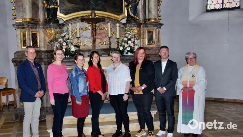 Silberne Konfirmation feierten nach 25 Jahren fünf Damen und zwei Herren. Bild: ds