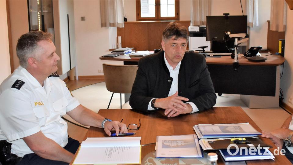 Der Dienststellenleiter der Polizeiinspektion Eschenbach, Werner Stopfer (rechts) und Thorsten Fiebiger informieren Bürgermeister Edgar Knobloch und Sabina Wächter-Sollfrank über Delikte beim Sicherheitsgespräch. Bild: rgr