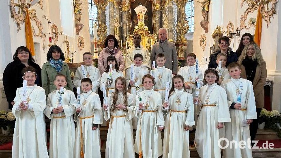 In Pullenreuth kamen 14 Kinder zur Erstkommunion. Mit auf dem Bild die Tischmütter (links) sowie Pfarrer Julius Johnrose und Pfarrgemeinderatssprecher Robert Bauer. Bild: exa/exb