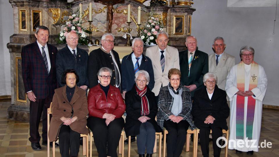 70 Jahre nach der ersten Konfirmation feierten fünf Damen und sieben Herren Eiserne Konfirmation. Bild: ds