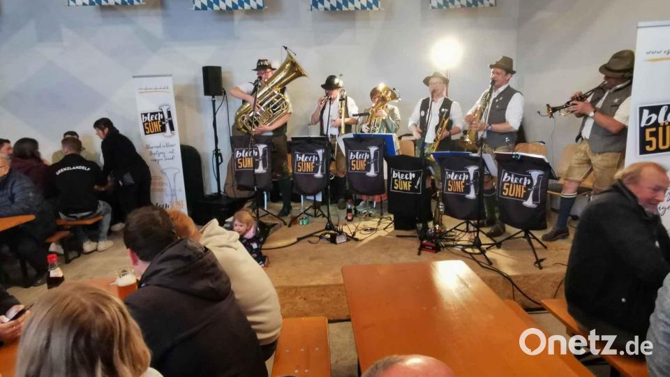Auch die jüngeren Gäste finden am Sound der kleinen Besetzung sichtlich Gefallen. Bild: gz