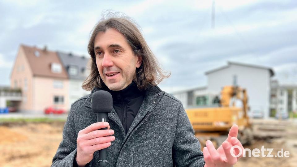 Architekt Volker Schwab aus Vohenstrauß erklärt das Projekt. Neben dem Pfarrheim bildet auch die Platzgestaltung eine Hauptrolle. Bild: Gabi Schönberger