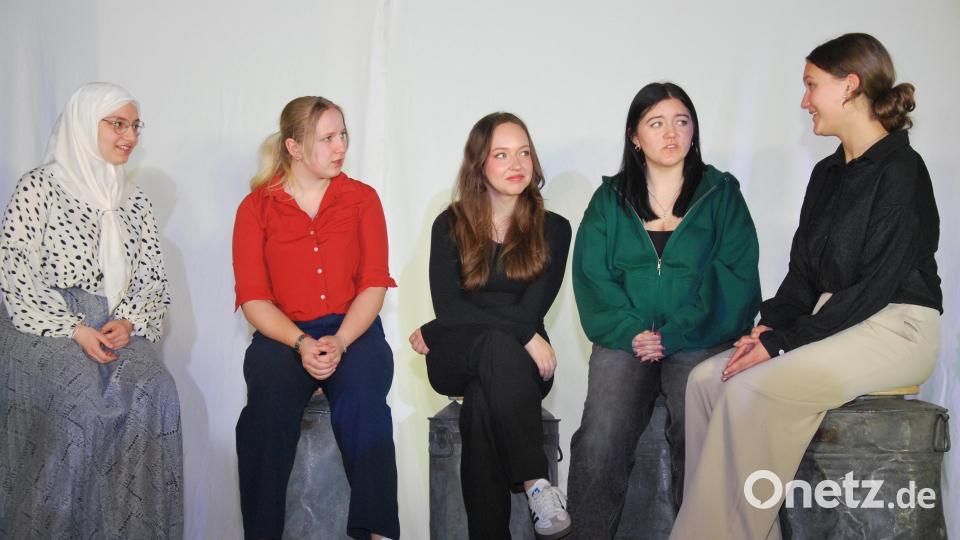 Schülerinnen der 9. Jahrgangsstufe der Amberger Schönwerth-Realschule spielten Theaterszenen über den Berufsalltag von Menschen in sozialen Berufen. Bild: gsp