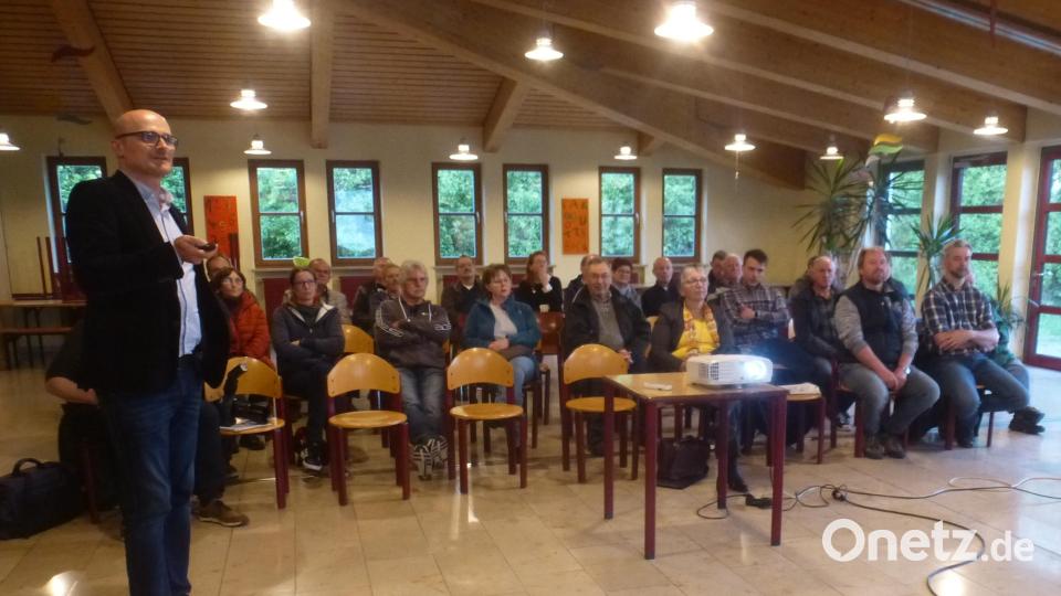 In einem zweistündigen Vortrag mit Power-Point-Präsentation informierte Bürgermeister Maximilian Beer die Einwohner über die Situation der Marktgemeinde Schwarzhofen. Bild: mad