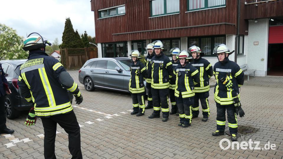 Junge Nachwuchskräfte der Vohenstraußer Stützpunktwehr absolvieren erfolgreich die MTA-Prüfung. Rechts im Bild einer der Ausbilder, Thomas Stahl. Bild: dob
