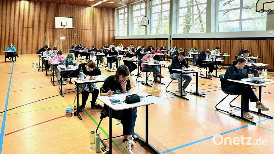 Am Augustinus-Gymnasium Weiden gibt es dieses Jahr 69 Abiturienten, hier am Donnerstag bei der schriftlichen Deutsch-Prüfung. Bild: Gabi Schönberger