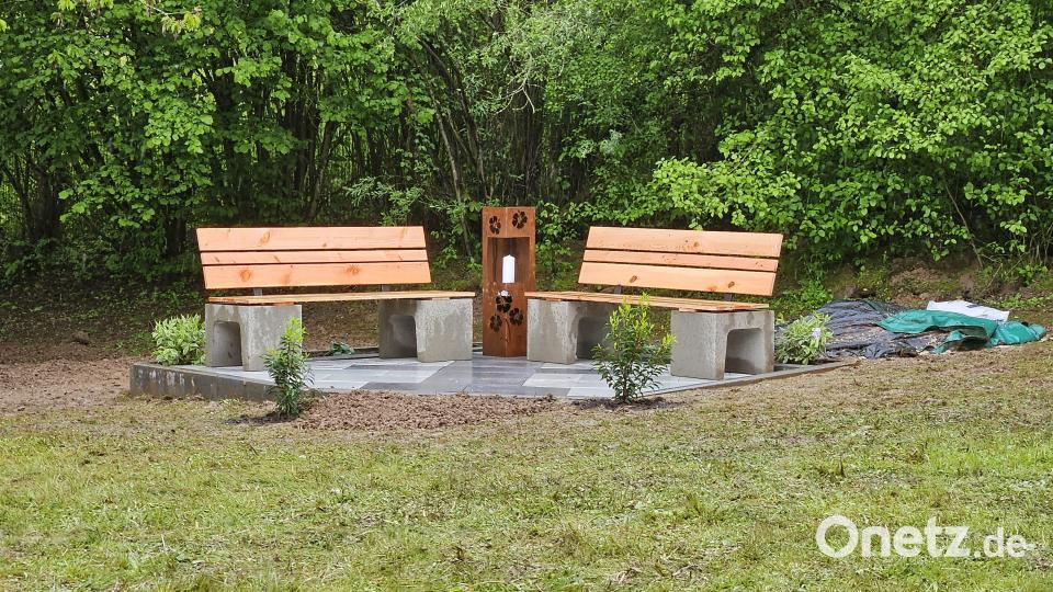 Nach 72 Stunden ist die Sitzecke mit Gedenkstele fertiggestellt. Bild: ric