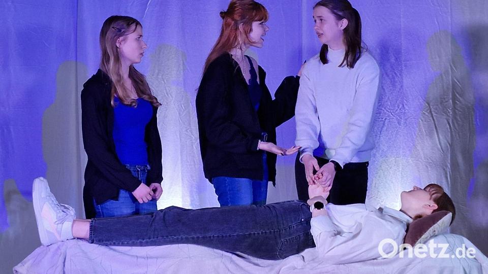 Vier Schülerinnen in einer Szene der Aufführung. Bild: Mädchenrealschule Waldsassen/exb